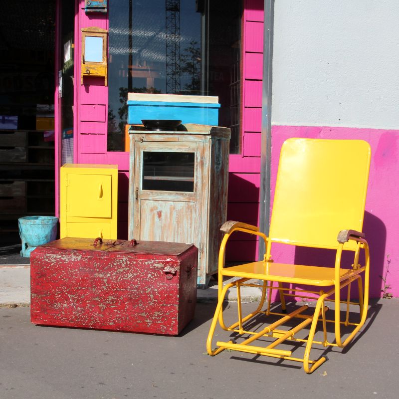 Luxe circulaire – Flair by Citti Installation artistique de mobilier coloré illustrant le concept de luxe circulaire – Citti