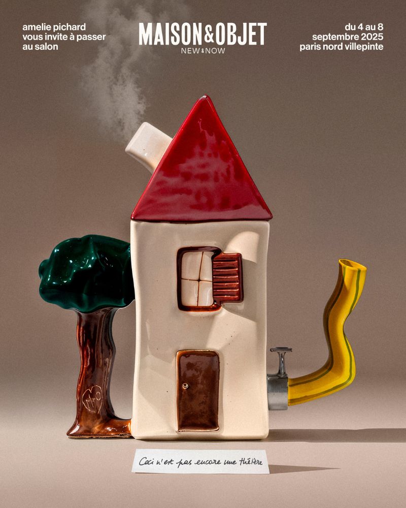 Objet hybride en céramique mêlant maison et théière, imaginé par Amélie Pichard avec un potier et une intelligence artificielle, pour l’affiche Maison & Objet 2025.