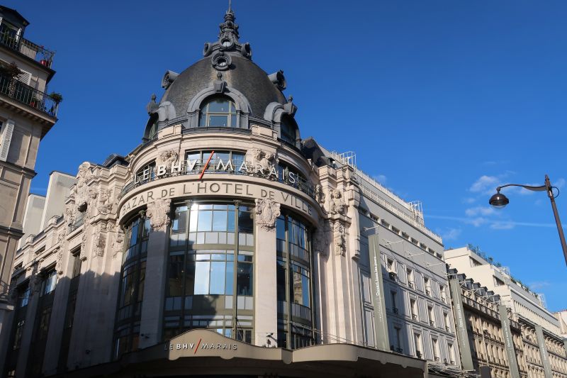 Façade historique du BHV Marais à Paris, illustrant le contraste entre patrimoine retail et ultra-fast-fashion.