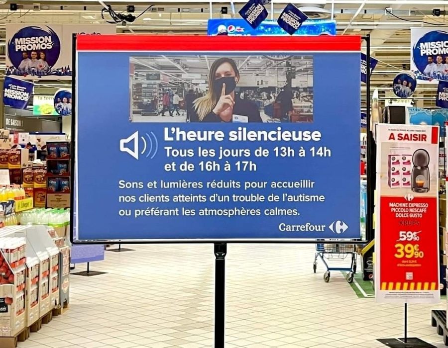 Espace de travail apaisé intégrant des zones calmes pour réduire la surcharge sensorielle