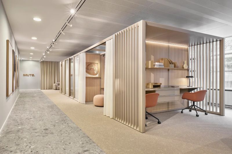 Architecture intérieure intégrant des modules room-in-room de Mute dans un open space tertiaire