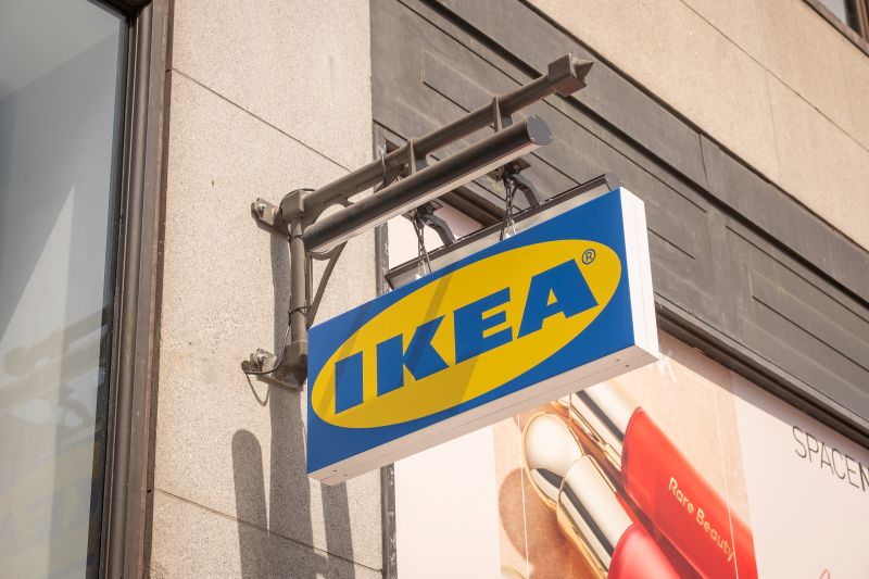 Enseigne Ikea fixée en façade d’un magasin urbain, symbole du commerce physique intégré au parcours omnicanal.