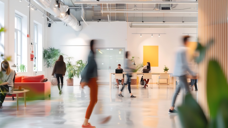 Espace de travail favorisant le mouvement avec escaliers ouverts, zones collaboratives et aménagement actif.