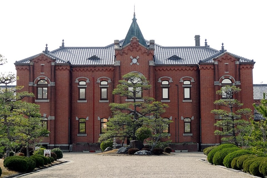 Texte alternatif — ALT Façade en briques de l’ancienne prison de Nara au Japon, transformée en hôtel de luxe.