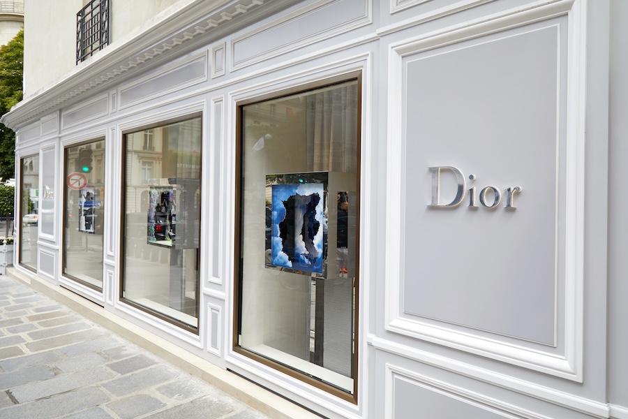 Façade de la boutique Dior avenue Montaigne à Paris, où le restaurant Monsieur Dior illustre le rapprochement entre haute couture et gastronomie.
